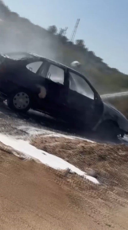 Seyir halindeki otomobil alev alev yanarak kullanılamaz hale geldi