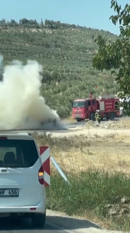 Seyir halindeki otomobil alev alev yanarak kullanılamaz hale geldi