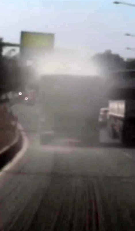 Tozu dumana katan kamyon sürücüsüne ceza uygulandı (Fotoğraflı) Ferit Savaş HATAY (İHA) - Hatay'da kamyonun kasasını kapatmayan ve taşıdığı yükü çevreye saçan sürücüye 4 bin 58 TL ceza uygulandı. Belen-İskenderun yolunda 11 Ağustos günü, saat 15.40 sıralarında seyreden hafriyat kamyonunun kasasına tente çekmeyerek trafiğe çıktığı tespit edildi. Trafiği tehlikeye düşürecek şekilde üzerindeki yükü yola saçarak ilerlediği ve İskenderun'a giriş yasağının olduğu noktadan giriş yaptığı tespit edilen kamyona, çeşitli maddelerden toplam 4 bin 58TL cezai işlem uygulandı.