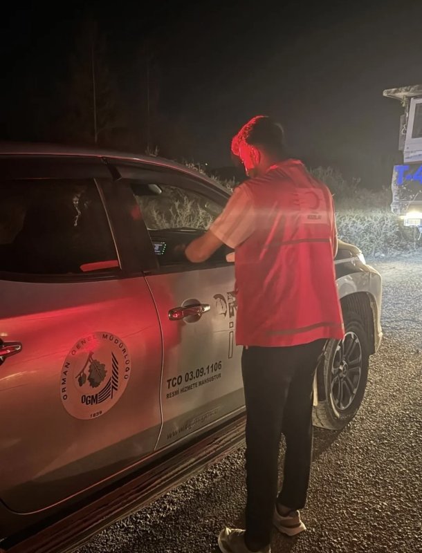Kızılay'dan alevlerle mücadele eden ekiplere destek (Fotoğraflı) Arzu Kübra Doğan HATAY (İHA) - Hatay’ın Yayladağı ilçesinde çıkan orman yangınında görev yapan personele Kızılay ekipleri; kumanya, su ve ayran desteğinde bulundu. Yayladağı ilçesi Arslanyazı Mahallesi'nde ormanlık alanda çıkmıştı. Ekiplerin havadan ve karadan müdahalesiyle alevler 16. saatte kontrol altına alınmıştı. Kızılay Hatay ekipleri yangın söndürme çalışmalarının yürütüldüğü bölgede görevli personele ve yangından etkilenen vatandaşlara destek verdi. Yangının başladığı ilk andan itibaren sahada aktif olarak görev alan ekipler, acil ihtiyaçların karşılanması için kumanya, su ve ayran dağıttı. Kızılay yetkilileri, ülke genelinde yangınla mücadele eden tüm ekiplere destek olmaya devam edeceklerini ifade ettiler.