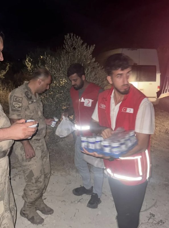 Kızılay'dan alevlerle mücadele eden ekiplere destek (Fotoğraflı) Arzu Kübra Doğan HATAY (İHA) - Hatay’ın Yayladağı ilçesinde çıkan orman yangınında görev yapan personele Kızılay ekipleri; kumanya, su ve ayran desteğinde bulundu. Yayladağı ilçesi Arslanyazı Mahallesi'nde ormanlık alanda çıkmıştı. Ekiplerin havadan ve karadan müdahalesiyle alevler 16. saatte kontrol altına alınmıştı. Kızılay Hatay ekipleri yangın söndürme çalışmalarının yürütüldüğü bölgede görevli personele ve yangından etkilenen vatandaşlara destek verdi. Yangının başladığı ilk andan itibaren sahada aktif olarak görev alan ekipler, acil ihtiyaçların karşılanması için kumanya, su ve ayran dağıttı. Kızılay yetkilileri, ülke genelinde yangınla mücadele eden tüm ekiplere destek olmaya devam edeceklerini ifade ettiler.