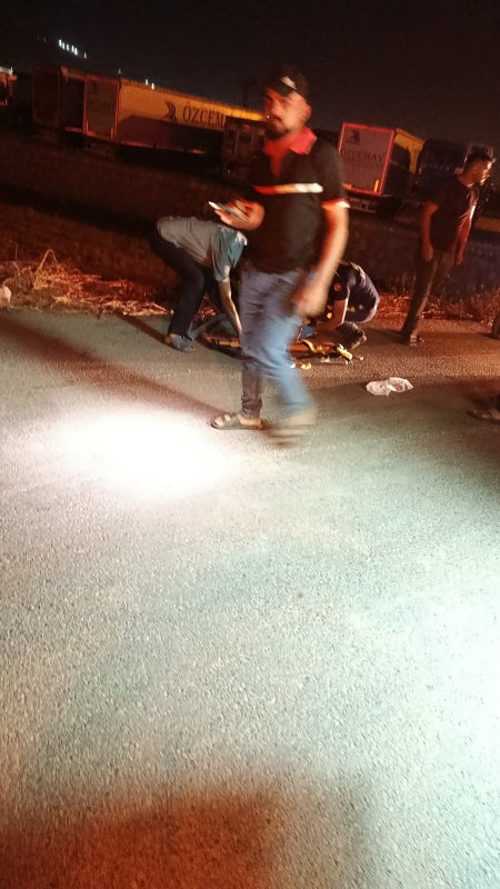 Otomobil, park halindeki tırın altına girdi: 3 ağır yaralı