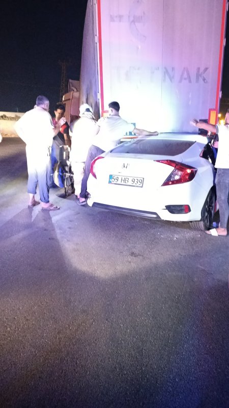 Otomobil, park halindeki tırın altına girdi: 3 ağır yaralı