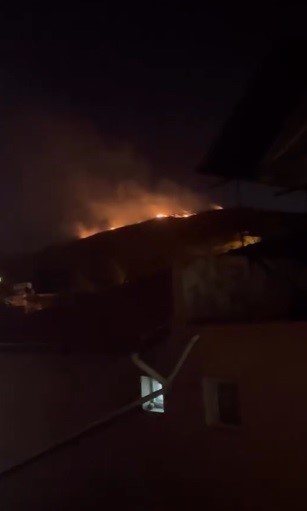 Hatay'da ormanlık alanda çıkan yangın büyümeden söndürüldü (Fotoğraflı - Görüntülü) Arzu Kübra Doğan HATAY (İHA) - Hatay'ın Antakya ilçesi çıkan orman yangını büyümeden söndürüldü. Yangın, Antakya ilçesi Narlıca Mahallesi'nde saat 22.56'da meydana geldi. Mahallede bulunan ormanlık alanda yangın çıktı. Ormanlık alanın yandığını fark eden vatandaşların ihbarı üzerine Hatay Büyükşehir Belediyesi'ne bağlı itfaiye ve Orman Bölge Müdürlüğü ekipleri sevk edildi. Ekiplerin hızlı müdahalesinin ardından saat 23.42 itibariyle orman yangını büyümeden kontrol altına alındı. Ekipler ormanlık alanda soğutma çalışması devam ediyor.