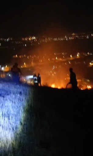 Hatay'da ormanlık alanda çıkan yangın büyümeden söndürüldü (Fotoğraflı - Görüntülü) Arzu Kübra Doğan HATAY (İHA) - Hatay'ın Antakya ilçesi çıkan orman yangını büyümeden söndürüldü. Yangın, Antakya ilçesi Narlıca Mahallesi'nde saat 22.56'da meydana geldi. Mahallede bulunan ormanlık alanda yangın çıktı. Ormanlık alanın yandığını fark eden vatandaşların ihbarı üzerine Hatay Büyükşehir Belediyesi'ne bağlı itfaiye ve Orman Bölge Müdürlüğü ekipleri sevk edildi. Ekiplerin hızlı müdahalesinin ardından saat 23.42 itibariyle orman yangını büyümeden kontrol altına alındı. Ekipler ormanlık alanda soğutma çalışması devam ediyor.