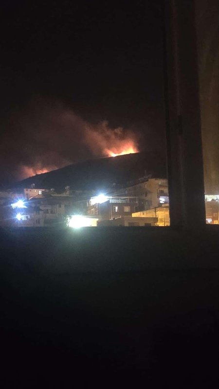 Hatay'da ormanlık alanda çıkan yangın büyümeden söndürüldü (Fotoğraflı - Görüntülü) Arzu Kübra Doğan HATAY (İHA) - Hatay'ın Antakya ilçesi çıkan orman yangını büyümeden söndürüldü. Yangın, Antakya ilçesi Narlıca Mahallesi'nde saat 22.56'da meydana geldi. Mahallede bulunan ormanlık alanda yangın çıktı. Ormanlık alanın yandığını fark eden vatandaşların ihbarı üzerine Hatay Büyükşehir Belediyesi'ne bağlı itfaiye ve Orman Bölge Müdürlüğü ekipleri sevk edildi. Ekiplerin hızlı müdahalesinin ardından saat 23.42 itibariyle orman yangını büyümeden kontrol altına alındı. Ekipler ormanlık alanda soğutma çalışması devam ediyor.