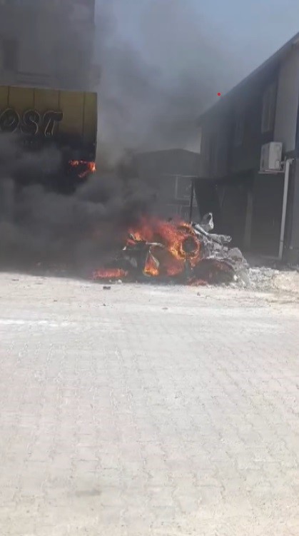 Korku dolu anlar: İşyeri ve hurda araçlar alevlere teslim oldu