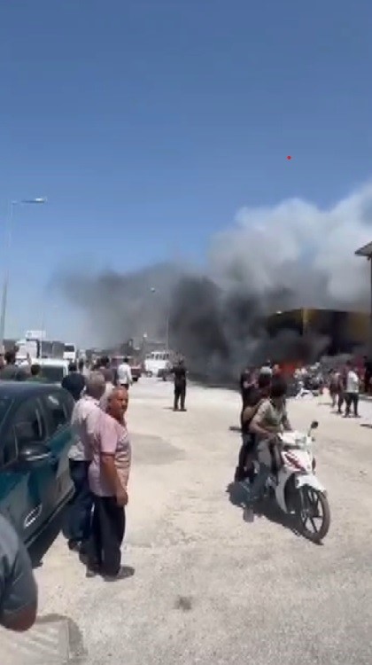 Korku dolu anlar: İşyeri ve hurda araçlar alevlere teslim oldu
