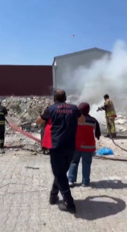 Korku dolu anlar: İşyeri ve hurda araçlar alevlere teslim oldu