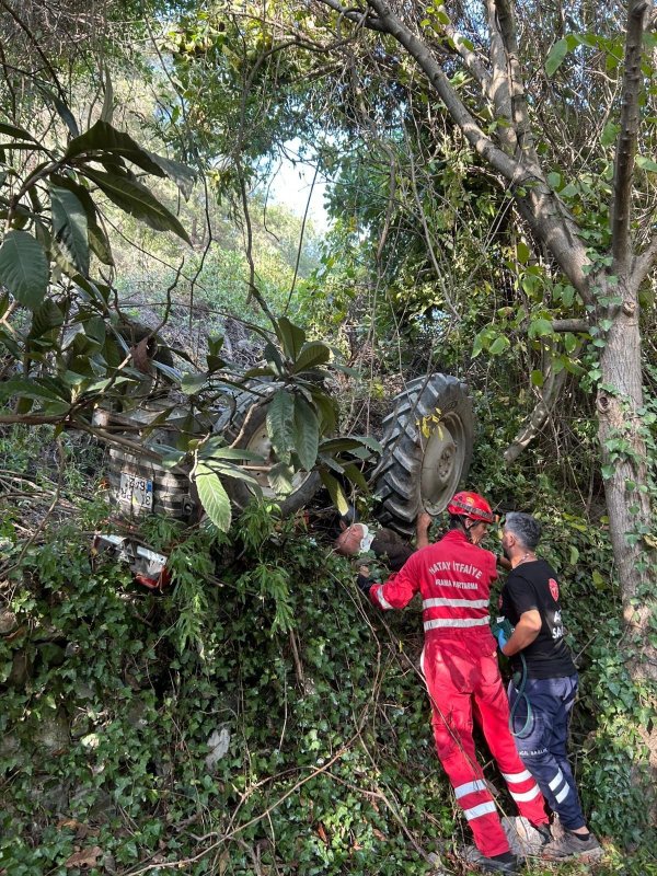 Ters dönen traktörün altında sıkışan sürücü yaralandı