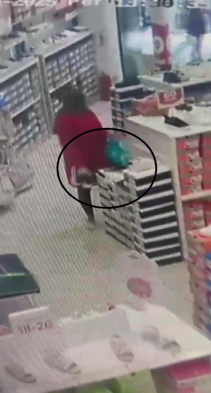 AVM’de 5 farklı mağazadan kıyafet ve ayakkabı çaldı