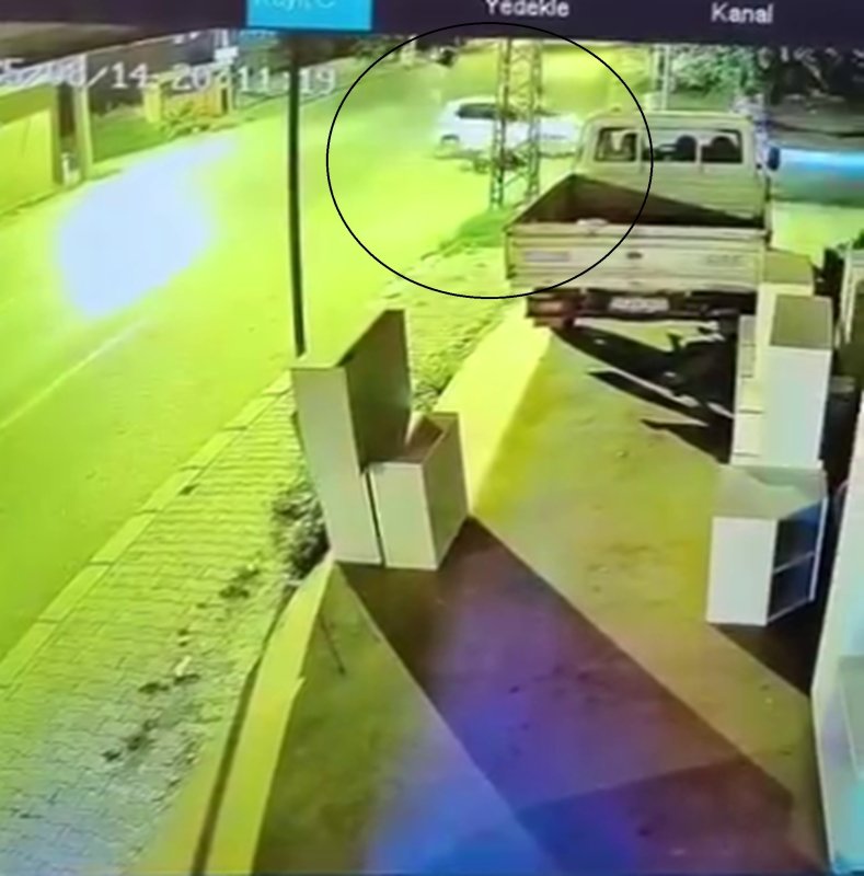 Otomobile ok gibi saplanan motosikletin sürücüsü metrelerce havaya uçtu