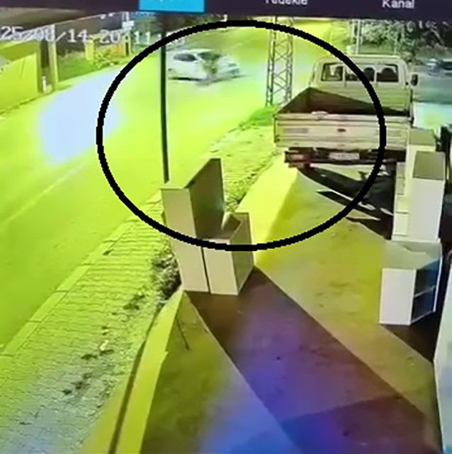 Otomobile ok gibi saplanan motosikletin sürücüsü metrelerce havaya uçtu