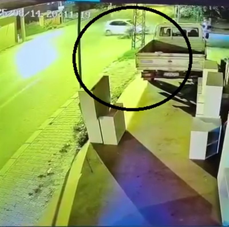 Otomobile ok gibi saplanan motosikletin sürücüsü metrelerce havaya uçtu