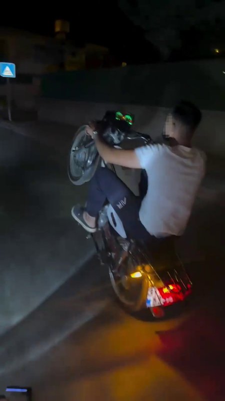 Sosyal medya içeriği uğruna canını hiçe sayan motorcu yaptıklarıyla hayrete düşürdü (Fotoğraflı) Ferit Savaş HATAY (İHA) - Hatay'da canını hiçe sayarak akrobatik hareketler yaparak sosyal medyada paylaşım yapan sürücüye 22 bin 687 TL ceza uygulandı. Hatay Emniyet Müdürlüğü görevlilerince; 15 Ağustos günü Sanal Devriye Faaliyetlerinde Arsuz Gözcüler Mahallesi Sakarya Caddesi üzerinde akrobatik hareketler yaptığı tespit edilen motosiklet sürücüsünün K.D. olduğu tespit edildi. Sosyal medya içeriği üretmek adına ölümle dans eden sürücüye 2918 sayılı Trafik Kanununun ilgili maddeleri gereği toplam 22 bin 687 TL idari para cezası uygulandı. Ayrıca şahıs hakkında TCK 179’a 2’den işlem yapıldı.