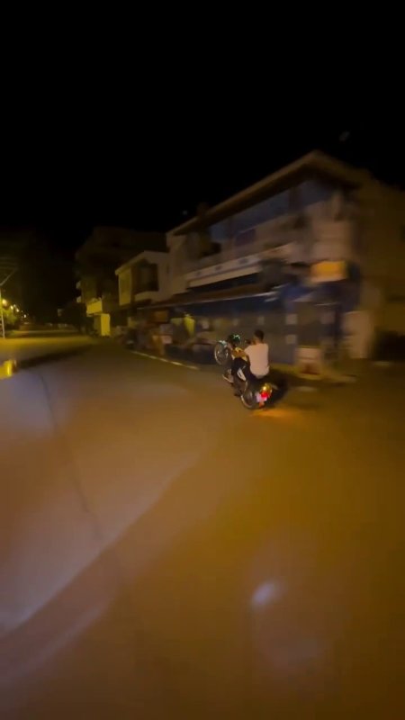 Sosyal medya içeriği uğruna canını hiçe sayan motorcu yaptıklarıyla hayrete düşürdü (Fotoğraflı) Ferit Savaş HATAY (İHA) - Hatay'da canını hiçe sayarak akrobatik hareketler yaparak sosyal medyada paylaşım yapan sürücüye 22 bin 687 TL ceza uygulandı. Hatay Emniyet Müdürlüğü görevlilerince; 15 Ağustos günü Sanal Devriye Faaliyetlerinde Arsuz Gözcüler Mahallesi Sakarya Caddesi üzerinde akrobatik hareketler yaptığı tespit edilen motosiklet sürücüsünün K.D. olduğu tespit edildi. Sosyal medya içeriği üretmek adına ölümle dans eden sürücüye 2918 sayılı Trafik Kanununun ilgili maddeleri gereği toplam 22 bin 687 TL idari para cezası uygulandı. Ayrıca şahıs hakkında TCK 179’a 2’den işlem yapıldı.