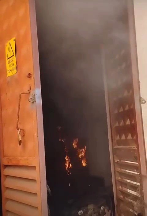 Aşırı yüklenme yapılan trafo, sıcak havanın etkisiyle alevlere teslim oldu (Fotoğraflı) Ogün Aslan HATAY (İHA) - Hatay'da sıcak havanın etkisiyle, elektrik kullanımının artmasıyla elektrik trafosu alevlere teslim oldu. Trafoda çıkan yangın, itfaiye ekiplerinin müdahalesiyle söndürüldü. Yangın, İskenderun ilçesi Denizciler Mahallesi'nde bulunan trafoda yaşandı. Sıcak havanın etkisiyle, elektrik kullanımın artmasıyla trafo alevlere teslim oldu. Alevleri fark eden vatandaşlar durumu itfaiye ekiplerine bildirdi. Kısa sürede olay yerine gelen Hatay Büyükşehir Belediyesi itfaiye ekipleri, alevlere müdahale ederek yangını kontrol altına aldı. Ekiplerin çalışmasıyla söndürülen yangın çevreye sıçramadan önlendi. Olayda yaralanan olmazken, trafoda maddi hasar meydana geldi.
