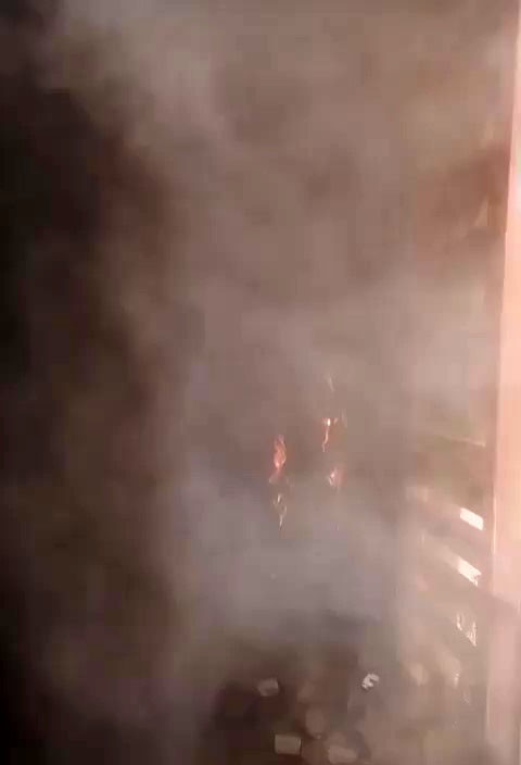 Aşırı yüklenme yapılan trafo, sıcak havanın etkisiyle alevlere teslim oldu (Fotoğraflı) Ogün Aslan HATAY (İHA) - Hatay'da sıcak havanın etkisiyle, elektrik kullanımının artmasıyla elektrik trafosu alevlere teslim oldu. Trafoda çıkan yangın, itfaiye ekiplerinin müdahalesiyle söndürüldü. Yangın, İskenderun ilçesi Denizciler Mahallesi'nde bulunan trafoda yaşandı. Sıcak havanın etkisiyle, elektrik kullanımın artmasıyla trafo alevlere teslim oldu. Alevleri fark eden vatandaşlar durumu itfaiye ekiplerine bildirdi. Kısa sürede olay yerine gelen Hatay Büyükşehir Belediyesi itfaiye ekipleri, alevlere müdahale ederek yangını kontrol altına aldı. Ekiplerin çalışmasıyla söndürülen yangın çevreye sıçramadan önlendi. Olayda yaralanan olmazken, trafoda maddi hasar meydana geldi.