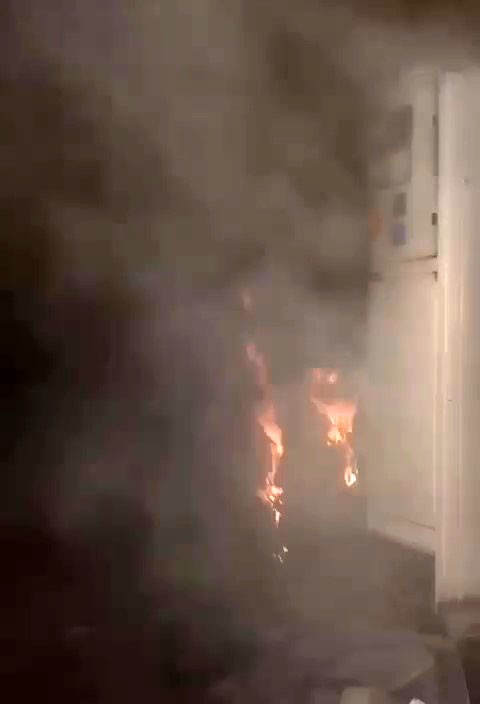 Aşırı yüklenme yapılan trafo, sıcak havanın etkisiyle alevlere teslim oldu (Fotoğraflı) Ogün Aslan HATAY (İHA) - Hatay'da sıcak havanın etkisiyle, elektrik kullanımının artmasıyla elektrik trafosu alevlere teslim oldu. Trafoda çıkan yangın, itfaiye ekiplerinin müdahalesiyle söndürüldü. Yangın, İskenderun ilçesi Denizciler Mahallesi'nde bulunan trafoda yaşandı. Sıcak havanın etkisiyle, elektrik kullanımın artmasıyla trafo alevlere teslim oldu. Alevleri fark eden vatandaşlar durumu itfaiye ekiplerine bildirdi. Kısa sürede olay yerine gelen Hatay Büyükşehir Belediyesi itfaiye ekipleri, alevlere müdahale ederek yangını kontrol altına aldı. Ekiplerin çalışmasıyla söndürülen yangın çevreye sıçramadan önlendi. Olayda yaralanan olmazken, trafoda maddi hasar meydana geldi.