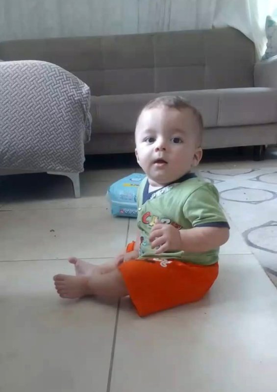 Alkollü ve ehliyetsiz sürücünün çarptığı bebek arabasındaki 9 aylık Miran hayatını kaybetti (Fotoğraflı) Ogün Aslan HATAY (İHA) - Hatay'da alkollü ve ehliyetsiz motosiklet sürücüsünün çarptığı 4 kişiden bebek arabasındaki 9 aylık Miran hayatını kaybetti. Kaza, Arsuz'a bağlı Konacık Mahallesi'nde meydana geldi. Edinilen bilgiye göre, E.B. (16) idaresindeki 31 AUK 783 plakalı motosiklet, yol kenarında yürüyen Fatma Nur B. (18), Emine B. (55), Miraç Y. (3) ve bebek arabasındaki 9 aylık Miran Y.'ye çarptı. Çarpmanın etkisiyle yaralanan 4 kişi ile motosiklet sürücüsü, ihbar üzerine olay yerine gelen sağlık ekiplerince Arsuz Devlet Hastanesi'ne kaldırıldı. Burada tedavi altına alınan 9 aylık Miran, doktorların tüm müdahalelerine rağmen kurtarılamadı. Yapılan kontrollerde sürücü E.B.'nin 0.67 promil alkollü olduğu ve ehliyetinin bulunmadığı belirlendi. Jandarma ekipleri tarafından gözaltına alınan sürücüyle ilgili soruşturma başlatıldı.