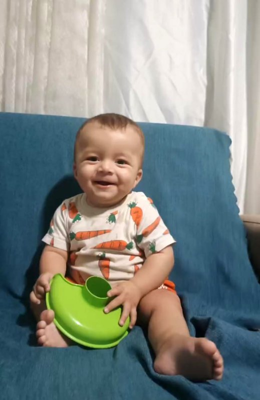 Alkollü ve ehliyetsiz sürücünün çarptığı bebek arabasındaki 9 aylık Miran hayatını kaybetti (Fotoğraflı) Ogün Aslan HATAY (İHA) - Hatay'da alkollü ve ehliyetsiz motosiklet sürücüsünün çarptığı 4 kişiden bebek arabasındaki 9 aylık Miran hayatını kaybetti. Kaza, Arsuz'a bağlı Konacık Mahallesi'nde meydana geldi. Edinilen bilgiye göre, E.B. (16) idaresindeki 31 AUK 783 plakalı motosiklet, yol kenarında yürüyen Fatma Nur B. (18), Emine B. (55), Miraç Y. (3) ve bebek arabasındaki 9 aylık Miran Y.'ye çarptı. Çarpmanın etkisiyle yaralanan 4 kişi ile motosiklet sürücüsü, ihbar üzerine olay yerine gelen sağlık ekiplerince Arsuz Devlet Hastanesi'ne kaldırıldı. Burada tedavi altına alınan 9 aylık Miran, doktorların tüm müdahalelerine rağmen kurtarılamadı. Yapılan kontrollerde sürücü E.B.'nin 0.67 promil alkollü olduğu ve ehliyetinin bulunmadığı belirlendi. Jandarma ekipleri tarafından gözaltına alınan sürücüyle ilgili soruşturma başlatıldı.