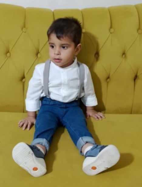 Yangında dumandan etkilenen 3 yaşındaki Asaf, 7 günlük yaşam mücadelesini kaybetti (Fotoğraflı) Mehmet İhsan Çakar - İsmet Biçen HATAY (İHA) - Hatay'da yaşadıkları evde çıkan yangında dumandan etkilenen 3 yaşındaki Asaf Şahbaz, kaldırıldığı hastanede 7 gün süren yaşam mücadelesinin ardından hayatını kaybetti. Yangın, Kırıkhan ilçesi 408 Evler Mahallesi'nde yaşandı. Mahallede bulunan bir evde, bilinmeyen bir nedenden dolayı yangın çıktı. Yangında anne ve 3 yaşındaki Asaf Şahbaz mahsur kaldı. Çevredekilerin durumu 112 Acil Çağrı Merkezi'ne bildirilmesi üzerine olay yerine polis, ambulans ve itfaiye ekipleri sevk edildi. Kısa sürede bölgeye intikal eden itfaiye ekipleri, yangına müdahale ettikleri esnada dumandan etkilenen anne ve baygın olan 3 yaşındaki çocuğu kurtararak sağlık ekiplerine teslim etti. Sağlık ekiplerinin ilk müdahalesinin ardından yaralı anne ve evladı hastaneye kaldırıldı. Hayati tehlikesi olan 3 yaşındaki Şahbaz, kaldırıldığı hastanede 7 günlük yaşam mücadelesinin ardından hayatını kaybetti. 3 yaşındaki Şahbaz’ın cenazesi Kırıkhan Asri Mezarlığına defnedildi. Yaralı olarak kurtarılan annenin durumunun iyi olduğu öğrenildi.