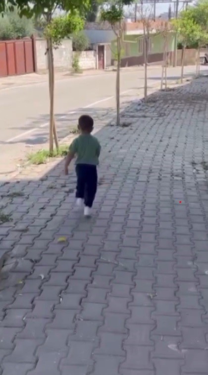 Yangında dumandan etkilenen 3 yaşındaki Asaf, 7 günlük yaşam mücadelesini kaybetti (Fotoğraflı) Mehmet İhsan Çakar - İsmet Biçen HATAY (İHA) - Hatay'da yaşadıkları evde çıkan yangında dumandan etkilenen 3 yaşındaki Asaf Şahbaz, kaldırıldığı hastanede 7 gün süren yaşam mücadelesinin ardından hayatını kaybetti. Yangın, Kırıkhan ilçesi 408 Evler Mahallesi'nde yaşandı. Mahallede bulunan bir evde, bilinmeyen bir nedenden dolayı yangın çıktı. Yangında anne ve 3 yaşındaki Asaf Şahbaz mahsur kaldı. Çevredekilerin durumu 112 Acil Çağrı Merkezi'ne bildirilmesi üzerine olay yerine polis, ambulans ve itfaiye ekipleri sevk edildi. Kısa sürede bölgeye intikal eden itfaiye ekipleri, yangına müdahale ettikleri esnada dumandan etkilenen anne ve baygın olan 3 yaşındaki çocuğu kurtararak sağlık ekiplerine teslim etti. Sağlık ekiplerinin ilk müdahalesinin ardından yaralı anne ve evladı hastaneye kaldırıldı. Hayati tehlikesi olan 3 yaşındaki Şahbaz, kaldırıldığı hastanede 7 günlük yaşam mücadelesinin ardından hayatını kaybetti. 3 yaşındaki Şahbaz’ın cenazesi Kırıkhan Asri Mezarlığına defnedildi. Yaralı olarak kurtarılan annenin durumunun iyi olduğu öğrenildi.