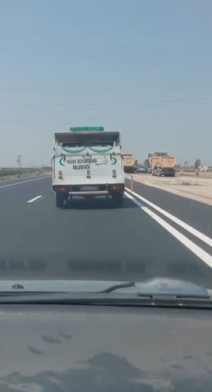 Yangında dumandan etkilenen 3 yaşındaki Asaf, 7 günlük yaşam mücadelesini kaybetti (Fotoğraflı) Mehmet İhsan Çakar - İsmet Biçen HATAY (İHA) - Hatay'da yaşadıkları evde çıkan yangında dumandan etkilenen 3 yaşındaki Asaf Şahbaz, kaldırıldığı hastanede 7 gün süren yaşam mücadelesinin ardından hayatını kaybetti. Yangın, Kırıkhan ilçesi 408 Evler Mahallesi'nde yaşandı. Mahallede bulunan bir evde, bilinmeyen bir nedenden dolayı yangın çıktı. Yangında anne ve 3 yaşındaki Asaf Şahbaz mahsur kaldı. Çevredekilerin durumu 112 Acil Çağrı Merkezi'ne bildirilmesi üzerine olay yerine polis, ambulans ve itfaiye ekipleri sevk edildi. Kısa sürede bölgeye intikal eden itfaiye ekipleri, yangına müdahale ettikleri esnada dumandan etkilenen anne ve baygın olan 3 yaşındaki çocuğu kurtararak sağlık ekiplerine teslim etti. Sağlık ekiplerinin ilk müdahalesinin ardından yaralı anne ve evladı hastaneye kaldırıldı. Hayati tehlikesi olan 3 yaşındaki Şahbaz, kaldırıldığı hastanede 7 günlük yaşam mücadelesinin ardından hayatını kaybetti. 3 yaşındaki Şahbaz’ın cenazesi Kırıkhan Asri Mezarlığına defnedildi. Yaralı olarak kurtarılan annenin durumunun iyi olduğu öğrenildi.