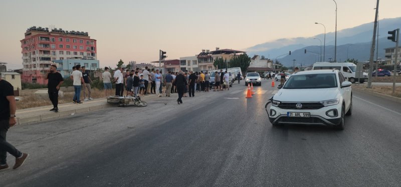 Otomobille çarpışan motosikletin sürücüsü öldü