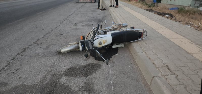 Otomobille çarpışan motosikletin sürücüsü öldü