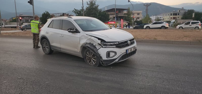 Otomobille çarpışan motosikletin sürücüsü öldü