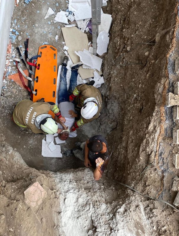 İskenderun'da bina boşluğuna düşen şahıs yaralandı