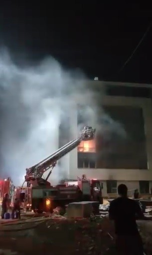 Şantiye alanında bulunan binada yangın çıktı