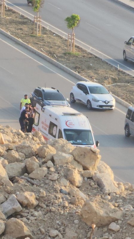 Serinlemek için girdiği denizde boğulma tehlikesi geçiren genç hastaneye kaldırıldı