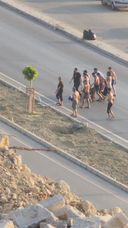 Serinlemek için girdiği denizde boğulma tehlikesi geçiren genç hastaneye kaldırıldı