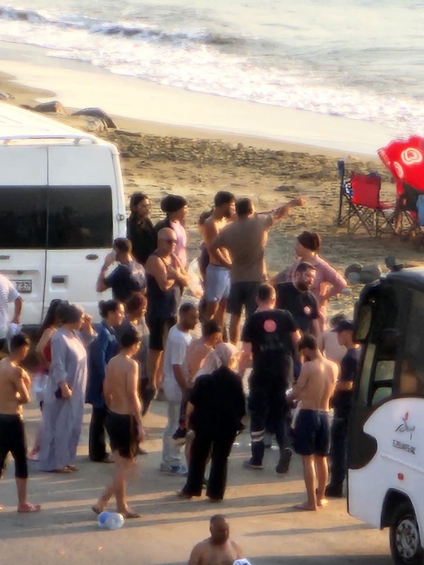 Serinlemek için girdiği denizde boğulma tehlikesi geçiren genç hastaneye kaldırıldı