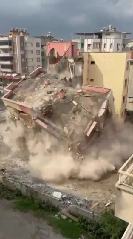 İş makinesinin dokunuşuyla 4 katlı bina yerle bir oldu (Fotoğraflı) Esma Kural HATAY (İHA) - Hatay'ın Dörtyol ilçesinde bulunan 4 katlı bina, iş makinesinin dokunuşuyla yerle bir oldu. Kahramanmaraş merkezli depremlerde ağır hasar alan Hatay'da, mahkeme süreci tamamlanan binaların yıkım ve enkaz kaldırma çalışmaları hız kesmeden devam ediyor. Bu kapsamda Dörtyol ilçesi Numuneevler Mahallesi'nde bulunan 4 katlı bir bina, kentsel dönüşüm çalışmaları çerçevesinde iş makinesiyle kontrollü şekilde yıkıldı. Yıkım sırasında herhangi bir olumsuzluk yaşanmazken, o anlar cep telefonu kameraları tarafından anbean kaydedildi.