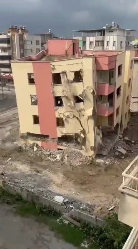 İş makinesinin dokunuşuyla 4 katlı bina yerle bir oldu (Fotoğraflı) Esma Kural HATAY (İHA) - Hatay'ın Dörtyol ilçesinde bulunan 4 katlı bina, iş makinesinin dokunuşuyla yerle bir oldu. Kahramanmaraş merkezli depremlerde ağır hasar alan Hatay'da, mahkeme süreci tamamlanan binaların yıkım ve enkaz kaldırma çalışmaları hız kesmeden devam ediyor. Bu kapsamda Dörtyol ilçesi Numuneevler Mahallesi'nde bulunan 4 katlı bir bina, kentsel dönüşüm çalışmaları çerçevesinde iş makinesiyle kontrollü şekilde yıkıldı. Yıkım sırasında herhangi bir olumsuzluk yaşanmazken, o anlar cep telefonu kameraları tarafından anbean kaydedildi.