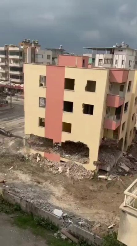 İş makinesinin dokunuşuyla 4 katlı bina yerle bir oldu (Fotoğraflı) Esma Kural HATAY (İHA) - Hatay'ın Dörtyol ilçesinde bulunan 4 katlı bina, iş makinesinin dokunuşuyla yerle bir oldu. Kahramanmaraş merkezli depremlerde ağır hasar alan Hatay'da, mahkeme süreci tamamlanan binaların yıkım ve enkaz kaldırma çalışmaları hız kesmeden devam ediyor. Bu kapsamda Dörtyol ilçesi Numuneevler Mahallesi'nde bulunan 4 katlı bir bina, kentsel dönüşüm çalışmaları çerçevesinde iş makinesiyle kontrollü şekilde yıkıldı. Yıkım sırasında herhangi bir olumsuzluk yaşanmazken, o anlar cep telefonu kameraları tarafından anbean kaydedildi.
