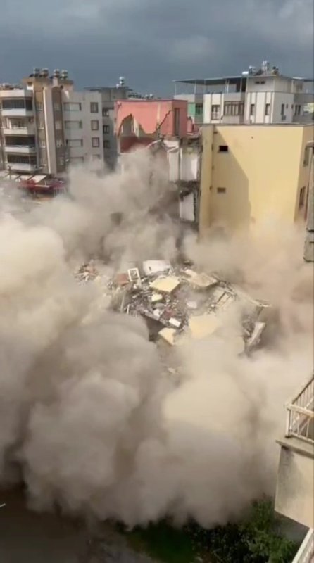 İş makinesinin dokunuşuyla 4 katlı bina yerle bir oldu (Fotoğraflı) Esma Kural HATAY (İHA) - Hatay'ın Dörtyol ilçesinde bulunan 4 katlı bina, iş makinesinin dokunuşuyla yerle bir oldu. Kahramanmaraş merkezli depremlerde ağır hasar alan Hatay'da, mahkeme süreci tamamlanan binaların yıkım ve enkaz kaldırma çalışmaları hız kesmeden devam ediyor. Bu kapsamda Dörtyol ilçesi Numuneevler Mahallesi'nde bulunan 4 katlı bir bina, kentsel dönüşüm çalışmaları çerçevesinde iş makinesiyle kontrollü şekilde yıkıldı. Yıkım sırasında herhangi bir olumsuzluk yaşanmazken, o anlar cep telefonu kameraları tarafından anbean kaydedildi.