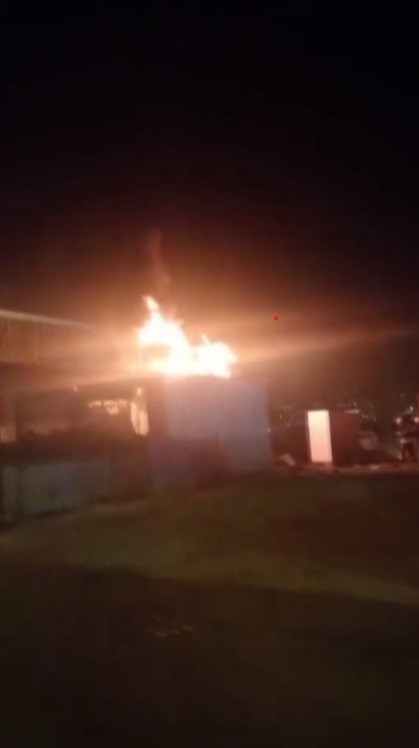 Şofbenden çıkan yangında alevler iş yerini sardı