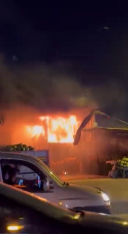 Şofbenden çıkan yangında alevler iş yerini sardı