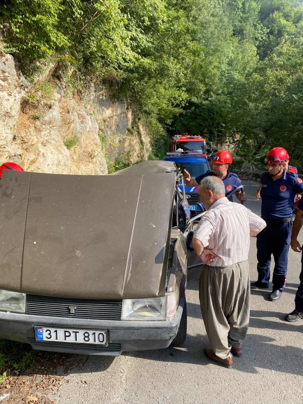 Hurdaya dönen otomobildeki 2 kişi yaralandı (Fotoğraflı) Esma Kural HATAY (İHA) - Hatay’ın Dörtyol ilçesinde kamyonetle çarpışarak hurdaya dönen Tofaş marka otomobildeki 2 kişi yaralandı. Kaza, Dörtyol ilçesi Topaktaş yaylası yolunda meydana geldi. Tofaş marka otomobil ile kamyonun çarpışması sonucu otomobilde bulunan 2 kişi yaralandı. İhbar üzerine olay yerine jandarma, itfaiye ve sağlık ekipleri sevk edildi. Hurdaya dönen Tofaş'ta sıkışan yaralılar itfaiye ekiplerinin müdahalesiyle çıkarılarak sağlık ekiplerine teslim edildi. İlk müdahaleleri olay yerinde yapılan yaralılar, ambulansla Dörtyol Devlet Hastanesi’ne kaldırıldı. Jandarma, kazayla ilgili inceleme başlattı.