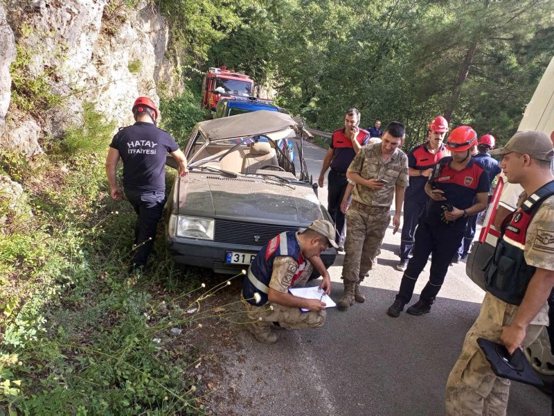 Hurdaya dönen otomobildeki 2 kişi yaralandı (Fotoğraflı) Esma Kural HATAY (İHA) - Hatay’ın Dörtyol ilçesinde kamyonetle çarpışarak hurdaya dönen Tofaş marka otomobildeki 2 kişi yaralandı. Kaza, Dörtyol ilçesi Topaktaş yaylası yolunda meydana geldi. Tofaş marka otomobil ile kamyonun çarpışması sonucu otomobilde bulunan 2 kişi yaralandı. İhbar üzerine olay yerine jandarma, itfaiye ve sağlık ekipleri sevk edildi. Hurdaya dönen Tofaş'ta sıkışan yaralılar itfaiye ekiplerinin müdahalesiyle çıkarılarak sağlık ekiplerine teslim edildi. İlk müdahaleleri olay yerinde yapılan yaralılar, ambulansla Dörtyol Devlet Hastanesi’ne kaldırıldı. Jandarma, kazayla ilgili inceleme başlattı.