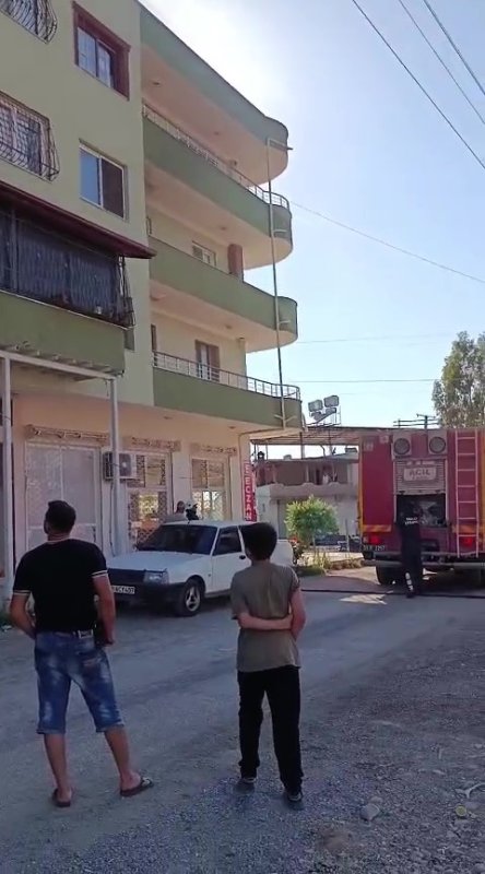 Hatay'da 4 katlı binada yangın (Fotoğraflı) Ogün Aslan HATAY (İHA) - Hatay'ın Arsuz ilçesinde 4 katlı binanın 3.katında çıkan yangın, itfaiye ekipleri tarafından söndürüldü. Yangın, Arsuz ilçesi Akçalı Mahallesi'nde dört katlı apartmanın üçüncü katındaki dairede yaşandı. Çevredeki vatandaşlar, durumu itfaiye ekiplerine bildirdi. İhbar üzerine bölgeye itfaiye ekipleri sevk edildi. Yangın, ekiplerin müdahalesiyle apartmandaki diğer evlere sıçramadan kontrol altına alındı. Yaralanma ve can kaybının yaşanmadığı yangında evde hasar oluştu.