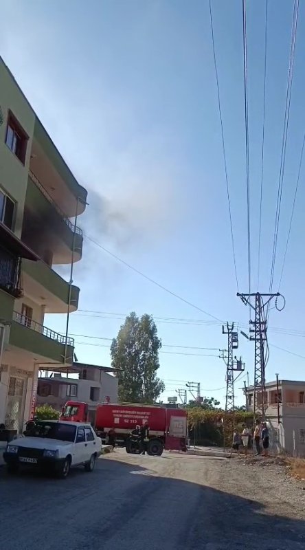 Hatay'da 4 katlı binada yangın (Fotoğraflı) Ogün Aslan HATAY (İHA) - Hatay'ın Arsuz ilçesinde 4 katlı binanın 3.katında çıkan yangın, itfaiye ekipleri tarafından söndürüldü. Yangın, Arsuz ilçesi Akçalı Mahallesi'nde dört katlı apartmanın üçüncü katındaki dairede yaşandı. Çevredeki vatandaşlar, durumu itfaiye ekiplerine bildirdi. İhbar üzerine bölgeye itfaiye ekipleri sevk edildi. Yangın, ekiplerin müdahalesiyle apartmandaki diğer evlere sıçramadan kontrol altına alındı. Yaralanma ve can kaybının yaşanmadığı yangında evde hasar oluştu.