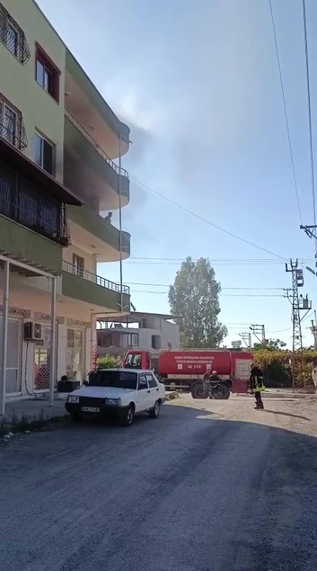 Hatay'da 4 katlı binada yangın (Fotoğraflı) Ogün Aslan HATAY (İHA) - Hatay'ın Arsuz ilçesinde 4 katlı binanın 3.katında çıkan yangın, itfaiye ekipleri tarafından söndürüldü. Yangın, Arsuz ilçesi Akçalı Mahallesi'nde dört katlı apartmanın üçüncü katındaki dairede yaşandı. Çevredeki vatandaşlar, durumu itfaiye ekiplerine bildirdi. İhbar üzerine bölgeye itfaiye ekipleri sevk edildi. Yangın, ekiplerin müdahalesiyle apartmandaki diğer evlere sıçramadan kontrol altına alındı. Yaralanma ve can kaybının yaşanmadığı yangında evde hasar oluştu.