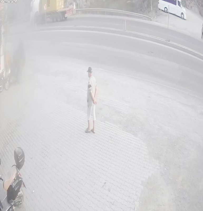 Motoru çalamayınca hız göstergesini çalan hırsız kamerada (Fotoğraflı) Ogün Aslan HATAY (İHA) - Hatay'da bir işyerinin önünde park halinde bulunan motosikleti çalamayınca hız göstergesini çalan hırsızın o anları kameraya yansıdı. Hırsıza tepki gösteren işletme müdürü Kemal Güler, "Aslında gelip isteseydi, patronumuz kendisine hediye bile edebilirdi" dedi. Olay, 14 Ağustos tarihinde sabahı saat 06.30 sıralarında meydana geldi. Görüntülerde, bir şahsın yürüyerek motosikletin yanına geldiği, çevreyi kontrol ettikten sonra düz kontak yapmaya çalıştığı ancak başarılı olamayınca motosikletin ibresini söküp götürdüğü anlar saniye saniye kaydedildi. Sabah iş yerine geldiklerinde durumu fark eden işletme çalışanları duruma tepki gösterdi. İşletme Müdürü Kemal Güler, görüntüleri kimsenin hırsızlığa yeltenmemesi için paylaştıklarını dile getirdi. "Patronumuz isteseydi hediye ederdi" İşletme Müdürü Kemal Güler, hırsızın kendilerinden motoru ihtiyacı istemesi üzerine hediye edebilmenin mümkün olduğunu dile getirerek "14 Ağustos Perşembe günü sabah saat altı buçuk sıralarında vatandaş motorun yanına geliyor. Yaklaşık 15-20 dakika çevreyi kontrol ediyor. Ardından elindeki bir aletle ibreyi söküp alıyor. Ön tarafı sökmeye çalışıyor, ters kontak yapmaya uğraşıyor ama başarılı olamıyor. Motoru çalamayınca ibreyi götürüyor. Parçanın birini kırıp ileriye atmış, biz onu bulup plastik kelepçeyle taktık ama ibreyi bulamadık. Biz işletmeye yeni motor aldığımız için bu motosikleti pek kullanmıyorduk ama çalışır durumda. Tahmini değeri 2-3 bin lira civarındaydı. Aslında gelip isteseydi, patronumuz kendisine hediye bile edebilirdi. Patronumuzun soyadı Cömert, kendisi de gerçekten cömerttir. Ama böyle olunca art niyet aradık. Bir vatandaş bize sabah saatlerinde motosikletin başında birini gördüğünü söyleyince kamera kayıtlarını inceledik ve olayı fark ettik. Şahıs bulunursa şikayetçi olmayacağız. Ancak bu görüntüleri kimseye örnek olmaması için servis ediyoruz" ifadelerini kullandı.