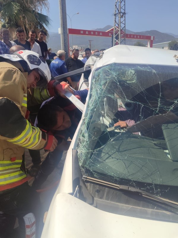 Düğüne giderken kaza yaptılar: 3 ölü, 2 yaralı (Fotoğraflı) Yakup Söylemez HATAY (İHA) - Hatay’ın Hassa ilçesinde otomobilin çekiciyle çarpıştığı kazada 3 kişi hayatını kaybetti, 2 kişi de yaralandı. Kazaya karışan otomobilde bulunan ailenin düğüne gittiği öğrenildi. Kaza, Hassa ilçesi Girne Mahallesi çevreyolunda yaşandı. A.B. yönetimindeki 31 NBB 49 plakalı otomobil, A.U.C. idaresindeki 27 AJH 154 plakalı çekici ile kavşakta çarpıştı. Kazada otomobilde bulunan Sevda Bedir, Nizamettin Cerrahoğlu, Beyza Hayriye Bedir ile Z.K., A.B. ve S.K. yaralandı. Kazayı gören çevredeki vatandaşlar durumu 112 Acil Çağrı Merkezi’ne bildirdi. İhbar üzerine olay yerine polis, ambulans ve itfaiye ekipleri sevk edildi. Kısa sürede bölgeye intikal eden itfaiye ekipleri, otomobil içerisinde sıkışan yaralıları kurtararak sağlık ekiplerine teslim etti. Sağlık ekiplerinin ilk müdahalesinin ardından hastaneye kaldırılan yaralılardan Sevda Bedir, Nizamettin Cerrahoğlu ve Beyza Hayriye Bedir tüm müdahalelere rağmen kurtarılamayarak hayatını kaybetti. Kazaya karışan otomobilde bulunan ailenin düğüne gittiği öğrenildi. Polis ekipleri kazayla ilgili inceleme başlatırken, çekici sürücüsü gözaltına alındı.