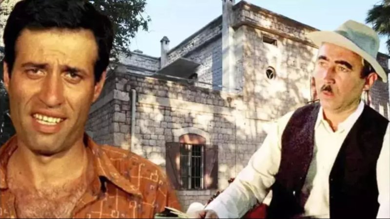 Kibar Feyzo'nun çekildiği tarihi konak restore ediliyor (Fotoğraflı) Arzu Kübra Doğan HATAY (İHA) - Hatay'da birçok filme ev sahipliği yapan ve Kibar Feyzo filminin çekilmesi ile tanınan konak, restore ediliyor. Reyhanlı ilçesinde Suriye sınırına yakın mesafede bulunan ve birçok dizi ile filme ev sahipliği yapan tarihi Müderrisoğlu Konağı, restore ediliyor. Kemal Sunal, Şener Şen gibi isimlerin başrolünde oynadığı 'Kibar Feyzo' filminin çekiminin yapıldığı tarihi konağın restorasyonu ile kültürel mirasın korunması ve gelecek nesillere aktarılması hedefleniyor. Konaktaki restorasyon süreci yerinde inceleyen Hatay İl Kültür ve Turizm Müdürü Abdullah Dinç, yapının tarihi dokusuna sadık kalınarak sürdürülen onarım çalışmalarının önemine dikkat çekti.